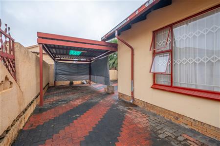 House For Sale in Tlhabane West, Rustenburg, North West - M126947