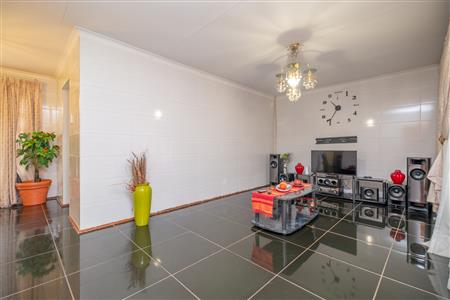 House For Sale in Tlhabane West, Rustenburg, North West - M126947