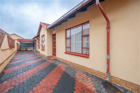 House For Sale in Tlhabane West, Rustenburg, North West - M126947