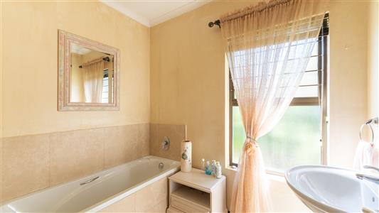 Townhouse For Sale in Grabouw, Western Cape - M126966
