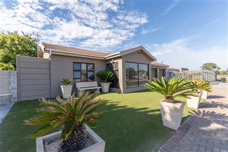 House For Sale in Soneike, Kuils River, Western Cape - M126954