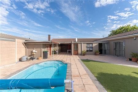 House For Sale in Soneike, Kuils River, Western Cape - M126954