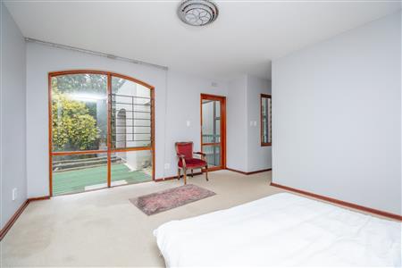 Townhouse For Sale in Hyde Park, Sandton, Gauteng - M127015