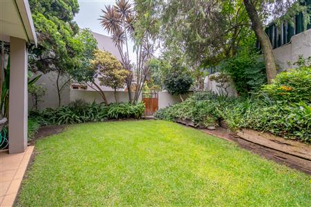 Townhouse For Sale in Hyde Park, Sandton, Gauteng - M127015
