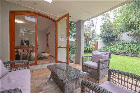 Townhouse For Sale in Hyde Park, Sandton, Gauteng - M127015
