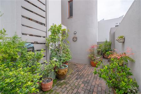 Townhouse For Sale in Hyde Park, Sandton, Gauteng - M127015