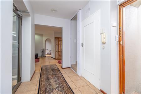 Townhouse For Sale in Hyde Park, Sandton, Gauteng - M127015