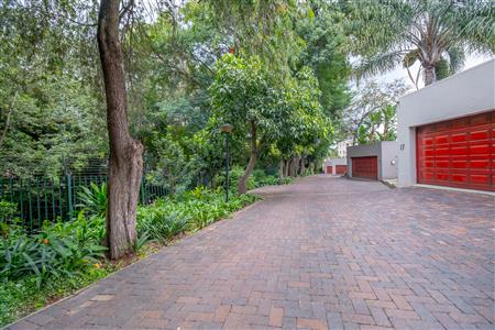 Townhouse For Sale in Hyde Park, Sandton, Gauteng - M127015