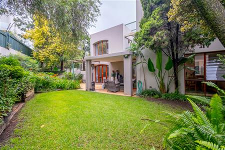 Townhouse For Sale in Hyde Park, Sandton, Gauteng - M127015