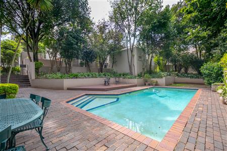 Townhouse For Sale in Hyde Park, Sandton, Gauteng - M127015