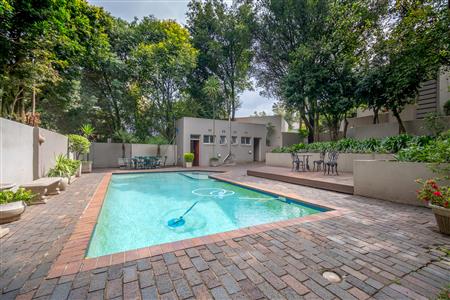 Townhouse For Sale in Hyde Park, Sandton, Gauteng - M127015