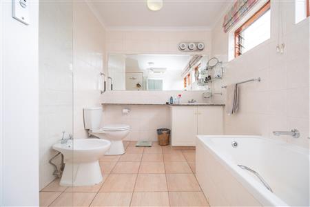 Townhouse For Sale in Hyde Park, Sandton, Gauteng - M127015