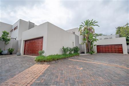 Townhouse For Sale in Hyde Park, Sandton, Gauteng - M127015