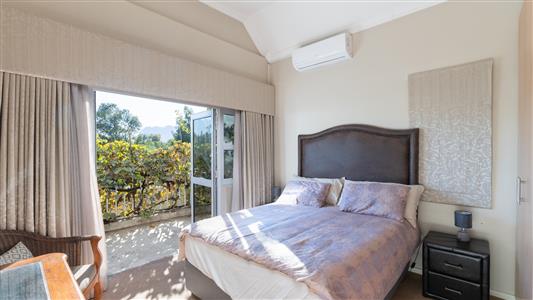 Townhouse For Sale in Boschenmeer Golf & Country Estate, Paarl, Western Cape - M127091