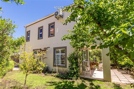Townhouse For Sale in Boschenmeer Golf & Country Estate, Paarl, Western Cape - M127091
