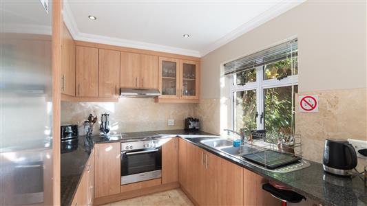 Townhouse For Sale in Boschenmeer Golf & Country Estate, Paarl, Western Cape - M127091