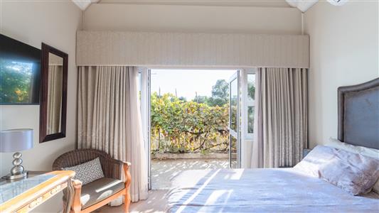 Townhouse For Sale in Boschenmeer Golf & Country Estate, Paarl, Western Cape - M127091