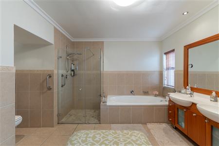 False - House For Sale in Boschenmeer Golf & Country Estate, Paarl, Western Cape - M127102