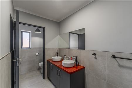 Townhouse For Sale in De Zoete Inval, Paarl, Western Cape - M127112