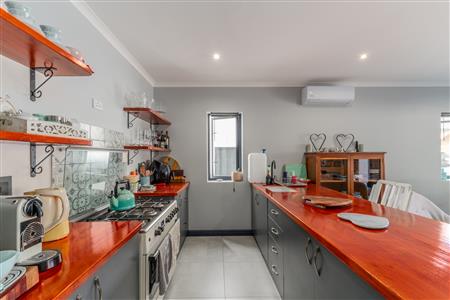 Townhouse For Sale in De Zoete Inval, Paarl, Western Cape - M127112