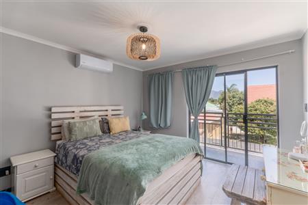Townhouse For Sale in De Zoete Inval, Paarl, Western Cape - M127112