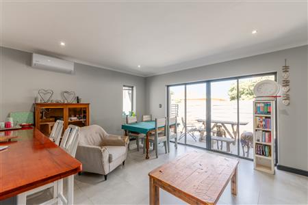 Townhouse For Sale in De Zoete Inval, Paarl, Western Cape - M127112