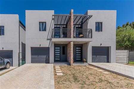 Townhouse For Sale in De Zoete Inval, Paarl, Western Cape - M127112