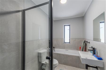 Townhouse For Sale in De Zoete Inval, Paarl, Western Cape - M127112