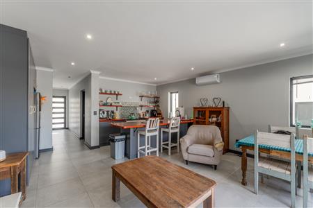 Townhouse For Sale in De Zoete Inval, Paarl, Western Cape - M127112