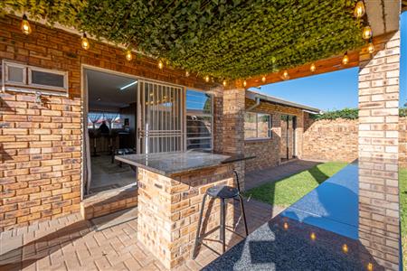Townhouse For Sale in Krugersdorp North, Krugersdorp, Gauteng - M127157