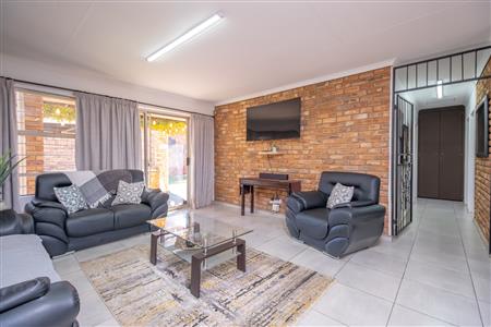 Townhouse For Sale in Krugersdorp North, Krugersdorp, Gauteng - M127157