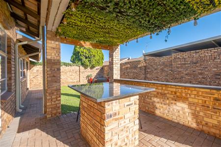 Townhouse For Sale in Krugersdorp North, Krugersdorp, Gauteng - M127157