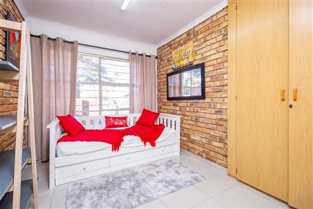 Townhouse For Sale in Krugersdorp North, Krugersdorp, Gauteng - M127157