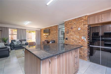 Townhouse For Sale in Krugersdorp North, Krugersdorp, Gauteng - M127157
