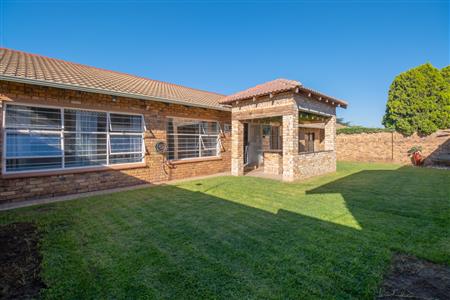 Townhouse For Sale in Krugersdorp North, Krugersdorp, Gauteng - M127157