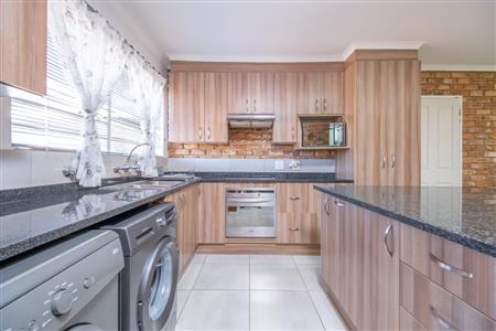 Townhouse For Sale in Krugersdorp North, Krugersdorp, Gauteng - M127157