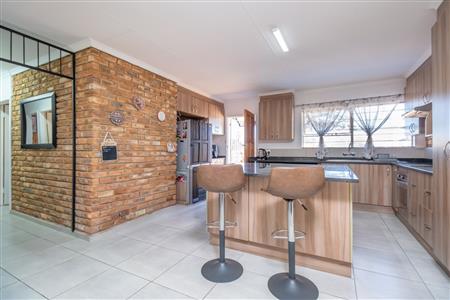 Townhouse For Sale in Krugersdorp North, Krugersdorp, Gauteng - M127157