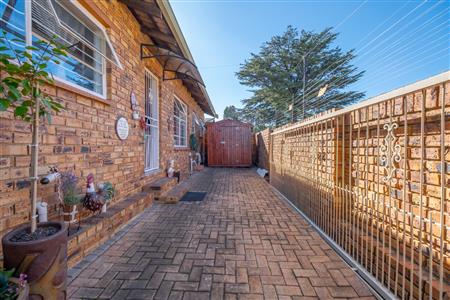 Townhouse For Sale in Krugersdorp North, Krugersdorp, Gauteng - M127157