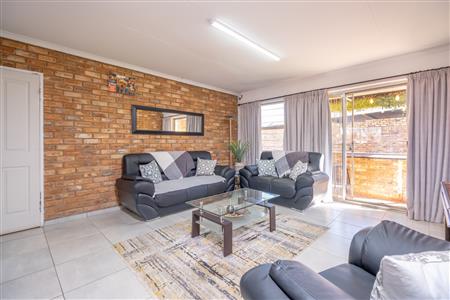 Townhouse For Sale in Krugersdorp North, Krugersdorp, Gauteng - M127157
