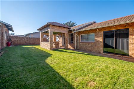 Townhouse For Sale in Krugersdorp North, Krugersdorp, Gauteng - M127157