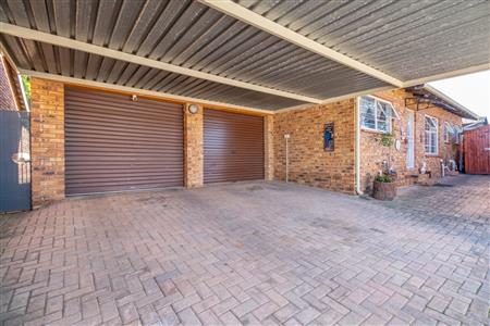 Townhouse For Sale in Krugersdorp North, Krugersdorp, Gauteng - M127157