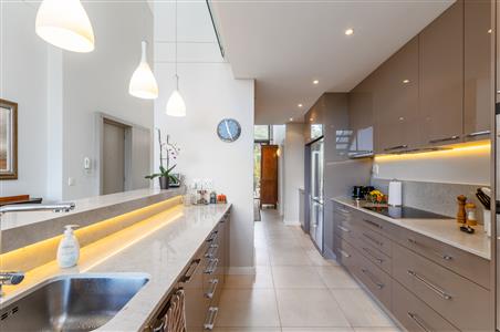 False - Apartment For Sale in Camps Bay, Cape Town, Western Cape - M126552