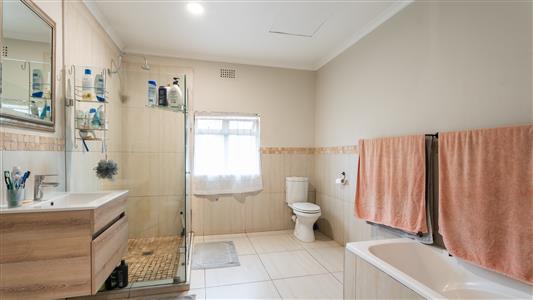 House For Sale in Haumannshof, Somerset West, Western Cape - M127184