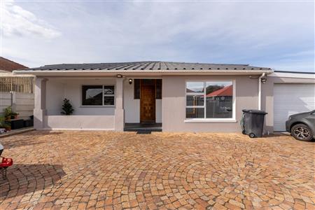 House For Sale in Churchill Estate, Parow, Western Cape - M127272