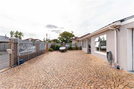 House For Sale in Churchill Estate, Parow, Western Cape - M127272