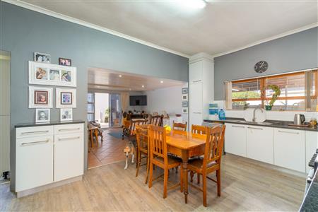 House For Sale in Churchill Estate, Parow, Western Cape - M127272