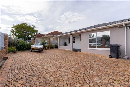House For Sale in Churchill Estate, Parow, Western Cape - M127272