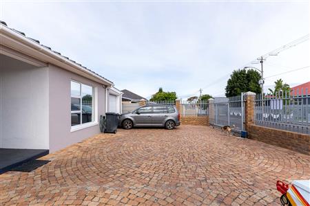 House For Sale in Churchill Estate, Parow, Western Cape - M127272