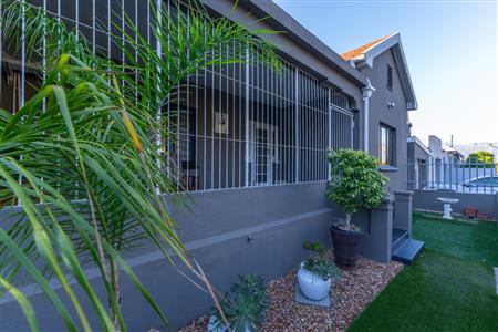 House For Sale in Paarl Central, Paarl, Western Cape - M127385