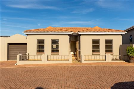 Townhouse For Sale in Riversdale, Western Cape - M127387